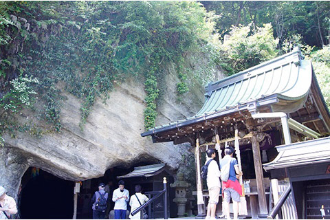 宇賀福神社(銭洗弁財天)